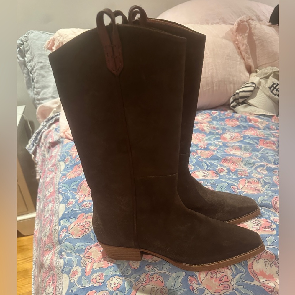 We the free size 38 mid calf brown suede boots. Never worn.